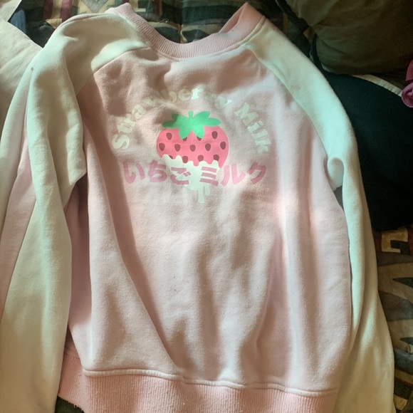 A pink strawberry jacket with pockets - Picture 2 of 5